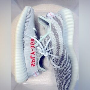 Boost 350 V2 "Blue Tint" sneakers
Imported
Highlights grey cotton YEEZY